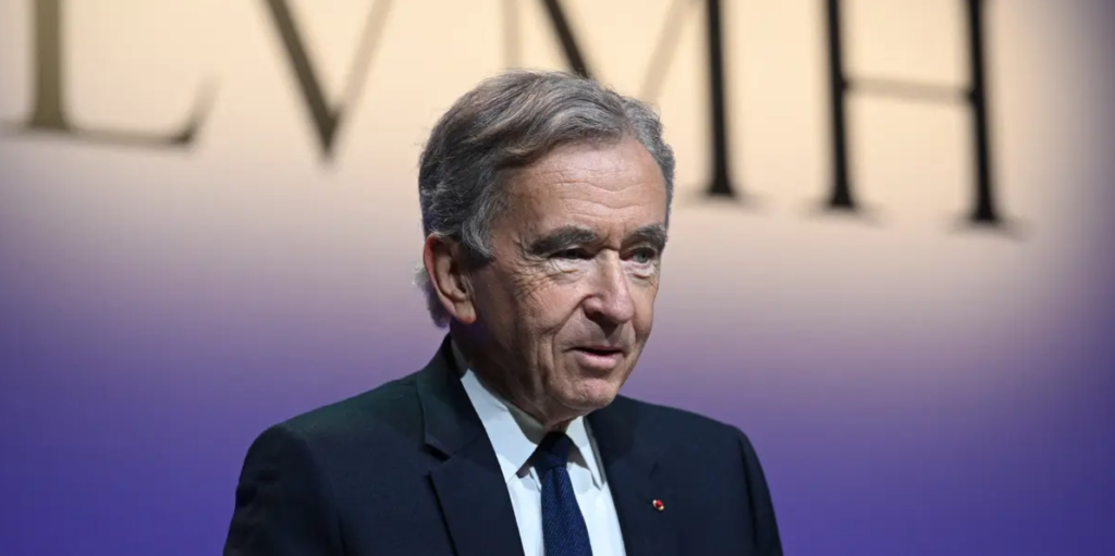 Bernard Arnault Kembali Jadi Orang Paling kaya di Dunia, Begini Hartanya Weblibrary.biz, Jakarta - Jutawan sekalian CEO LVMH Bernard Arnault jadi orang paling kaya di dunia, dan geser CEO Tesla Elon Musk pada Jumat, 26 Januari 2024.