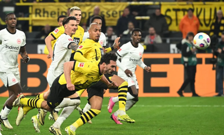 Jakarta Weblibrary.biz - Borussia Dortmund bangun dari ketinggalan 1 gol untuk menang 3-1 atas tamunya Eintracht Frankfurt, pada laga Liga Jerman di Sinyal Iduna Park, Dortmund, Minggu di tempat atau Senin pagi hari WIB.
